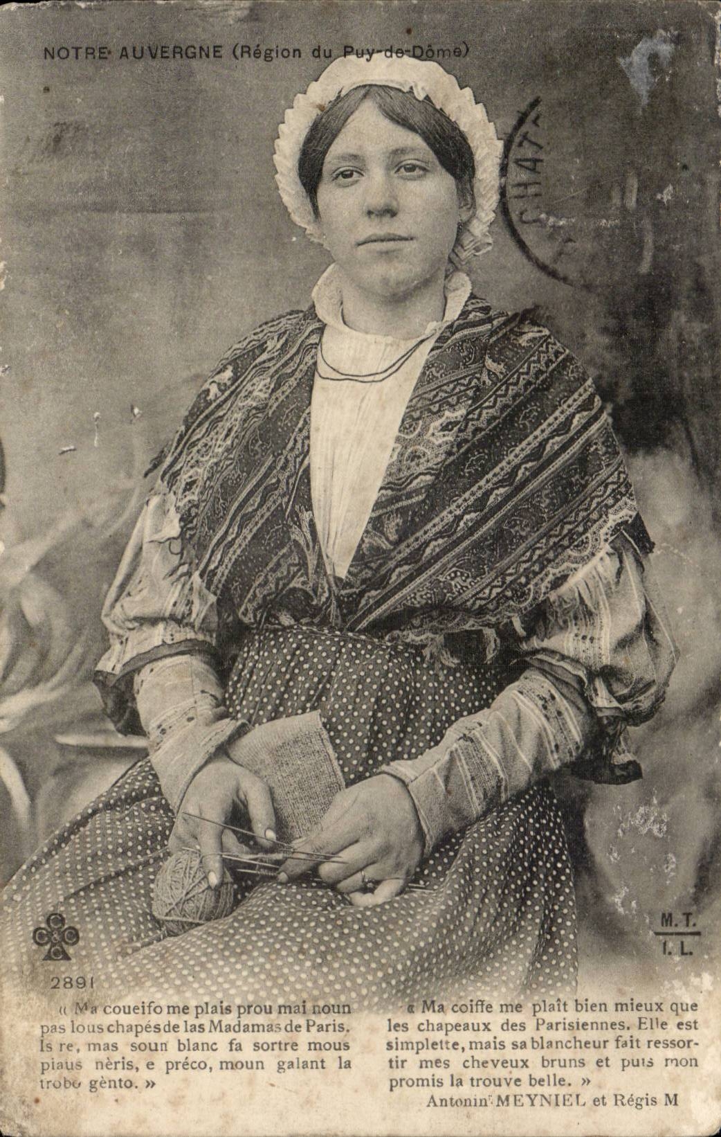 CPA Auvergne Young woman (folklore caps costume)