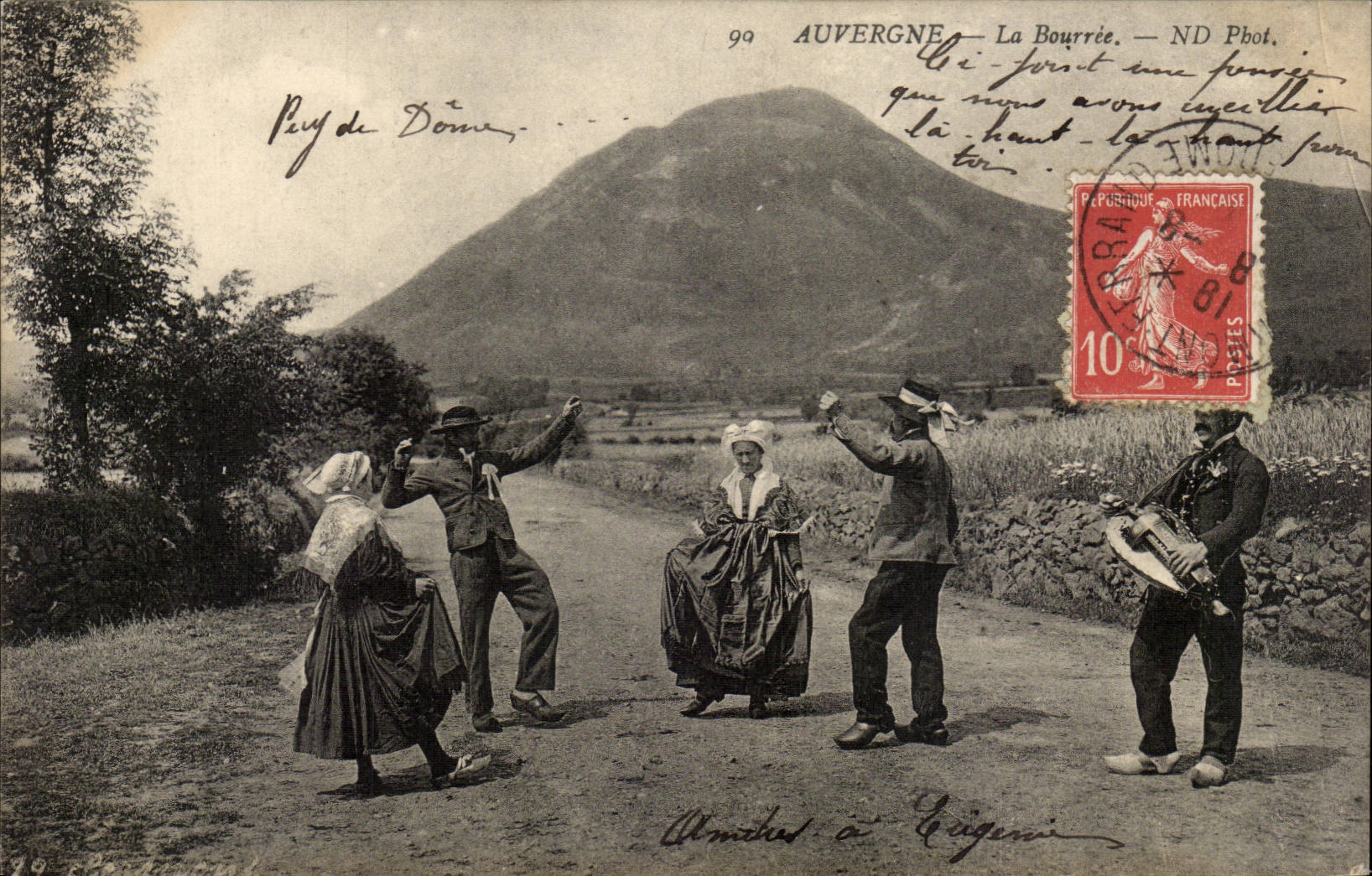 CPA Auvergne flock (folklore caps costume)