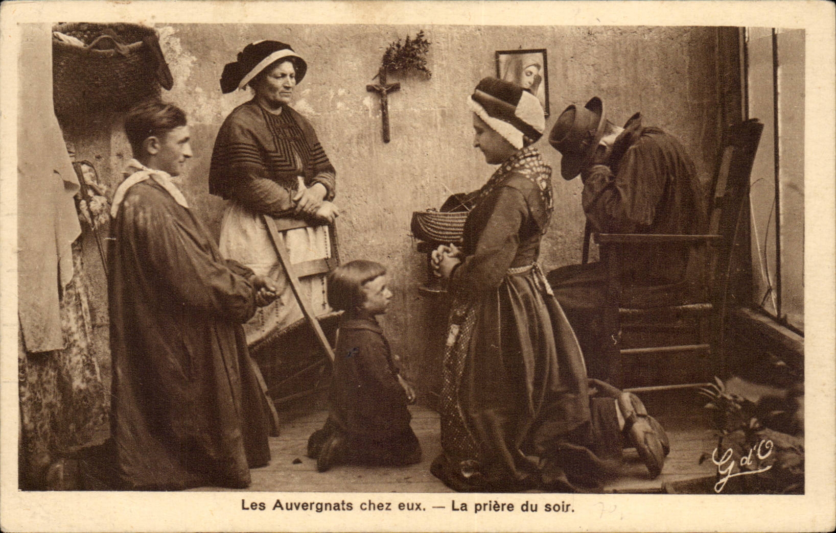 CPA Auvergne Auvergnats on their premises the prayer of the evening (folklore caps costume)