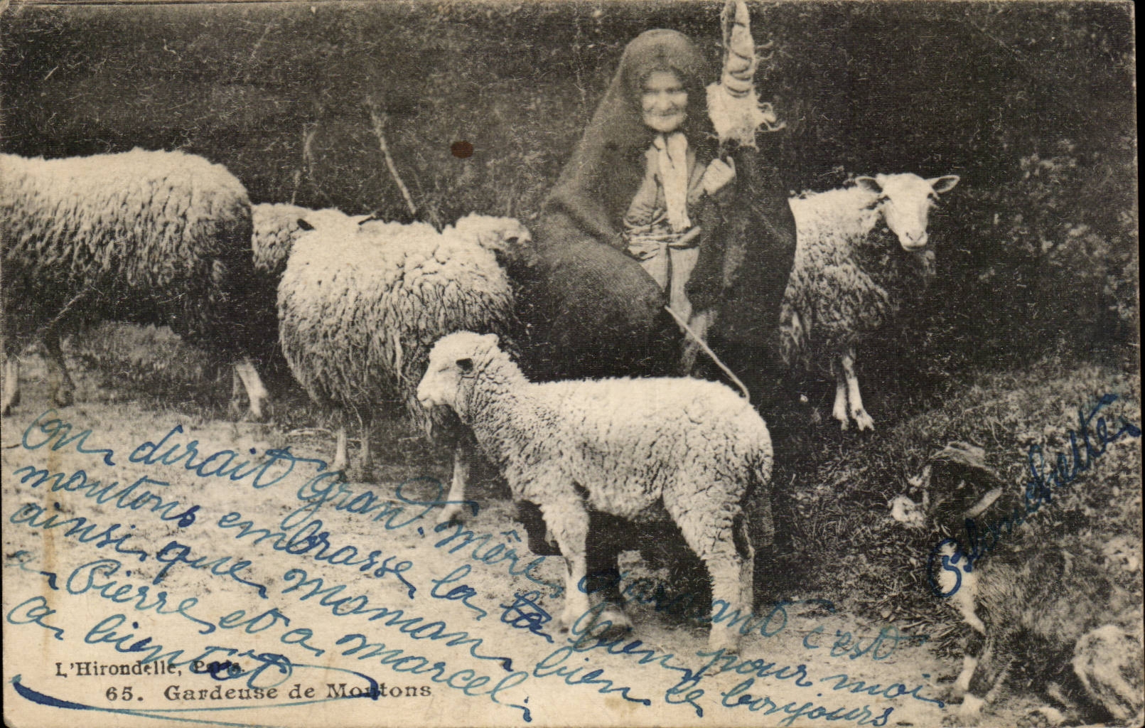 CPA Auvergne Gardeuse of sheep (folklore caps costume)