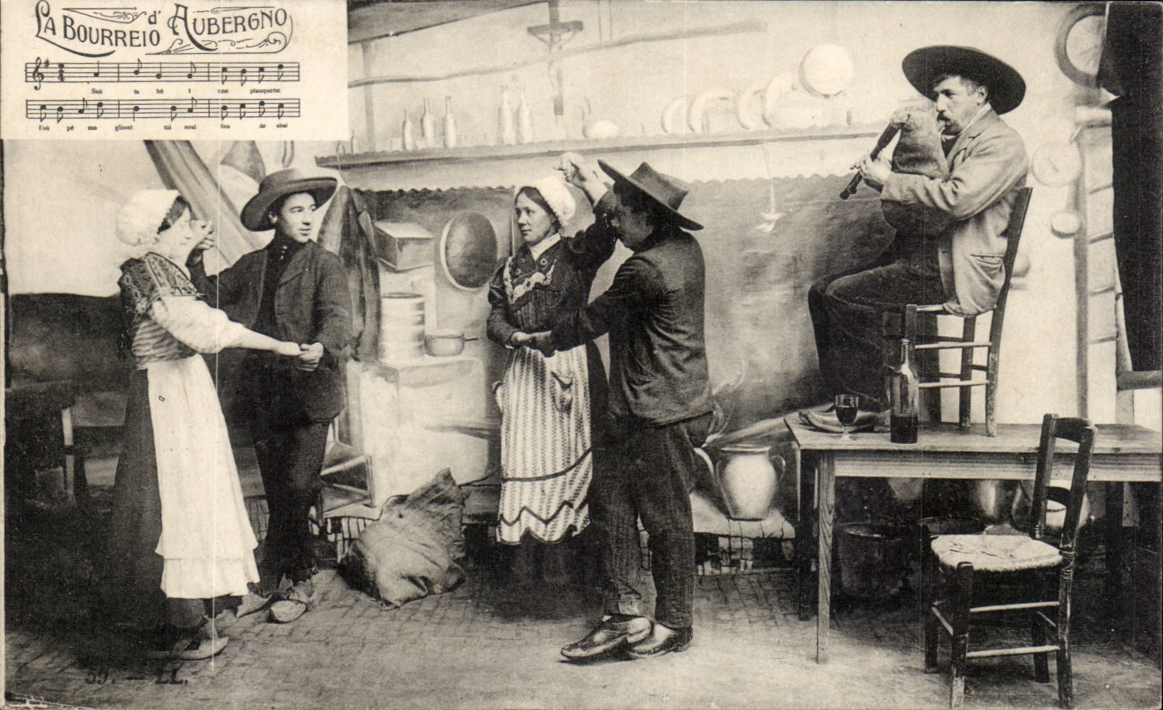 CPA Auvergne The bourree (folklore caps costume)