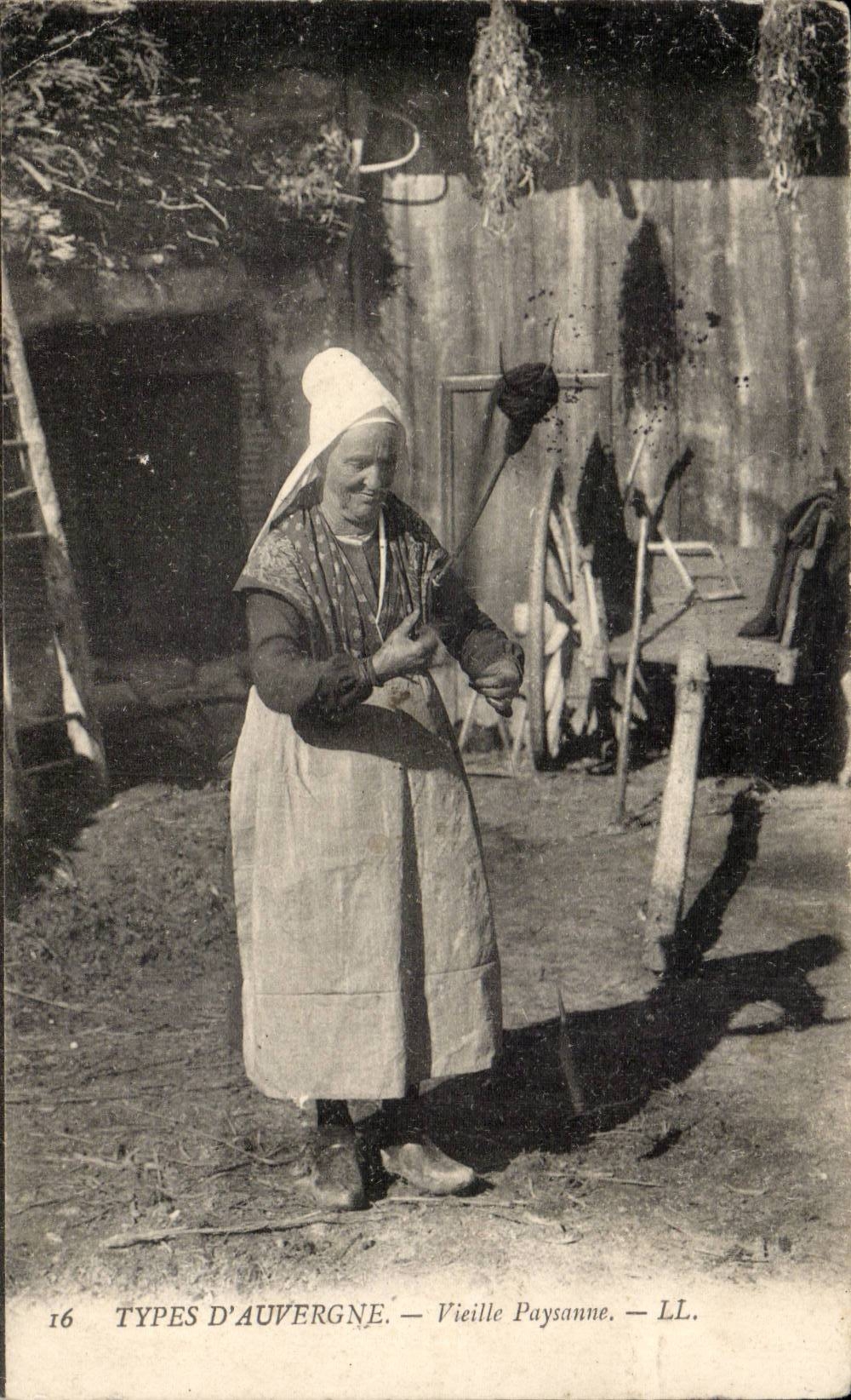 CPA peasant Old Auvergne (folklore caps costume)