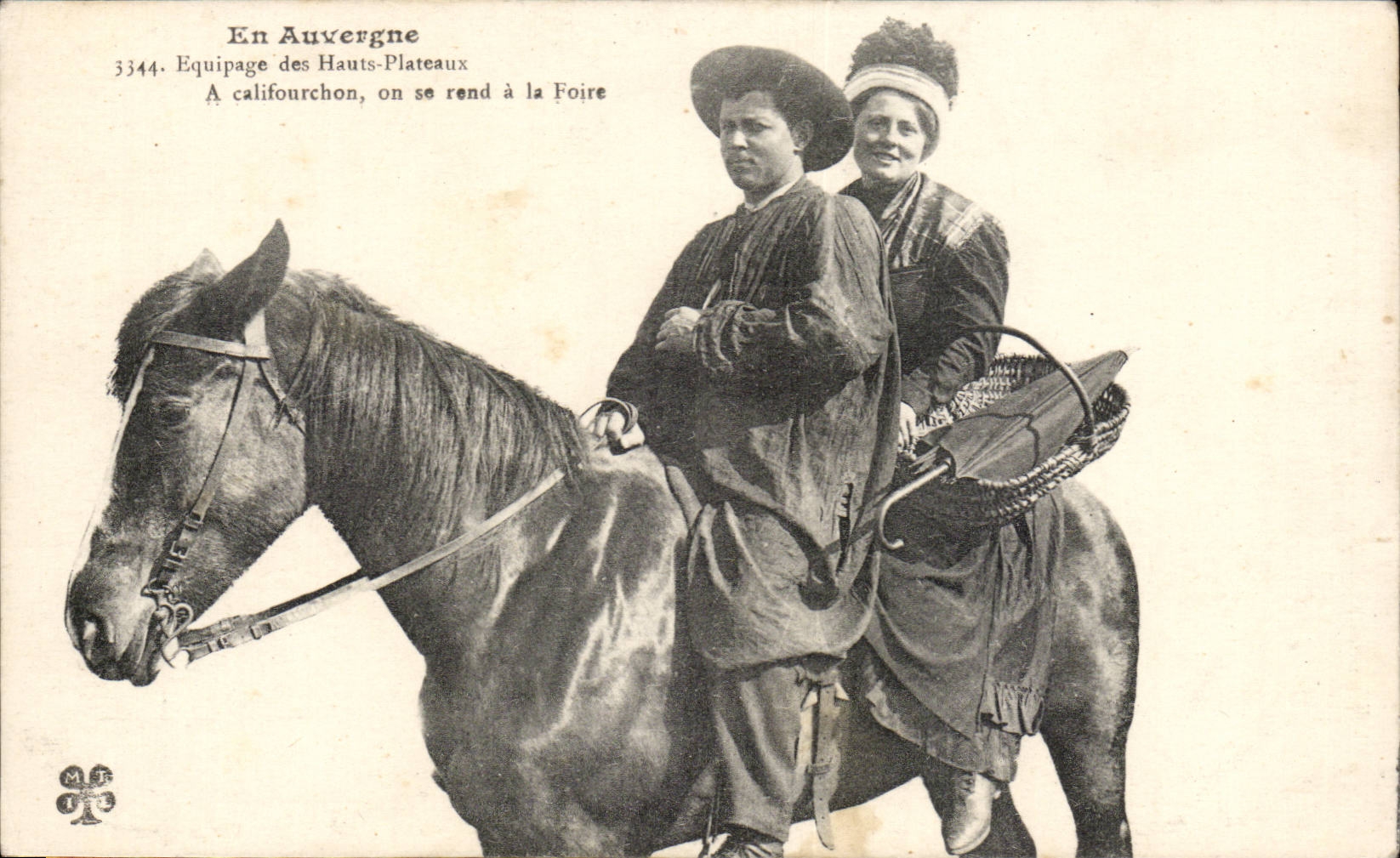 In Auvergne CPA Crew of high plateaus With - califourchon one goes to the fair (horse horse)