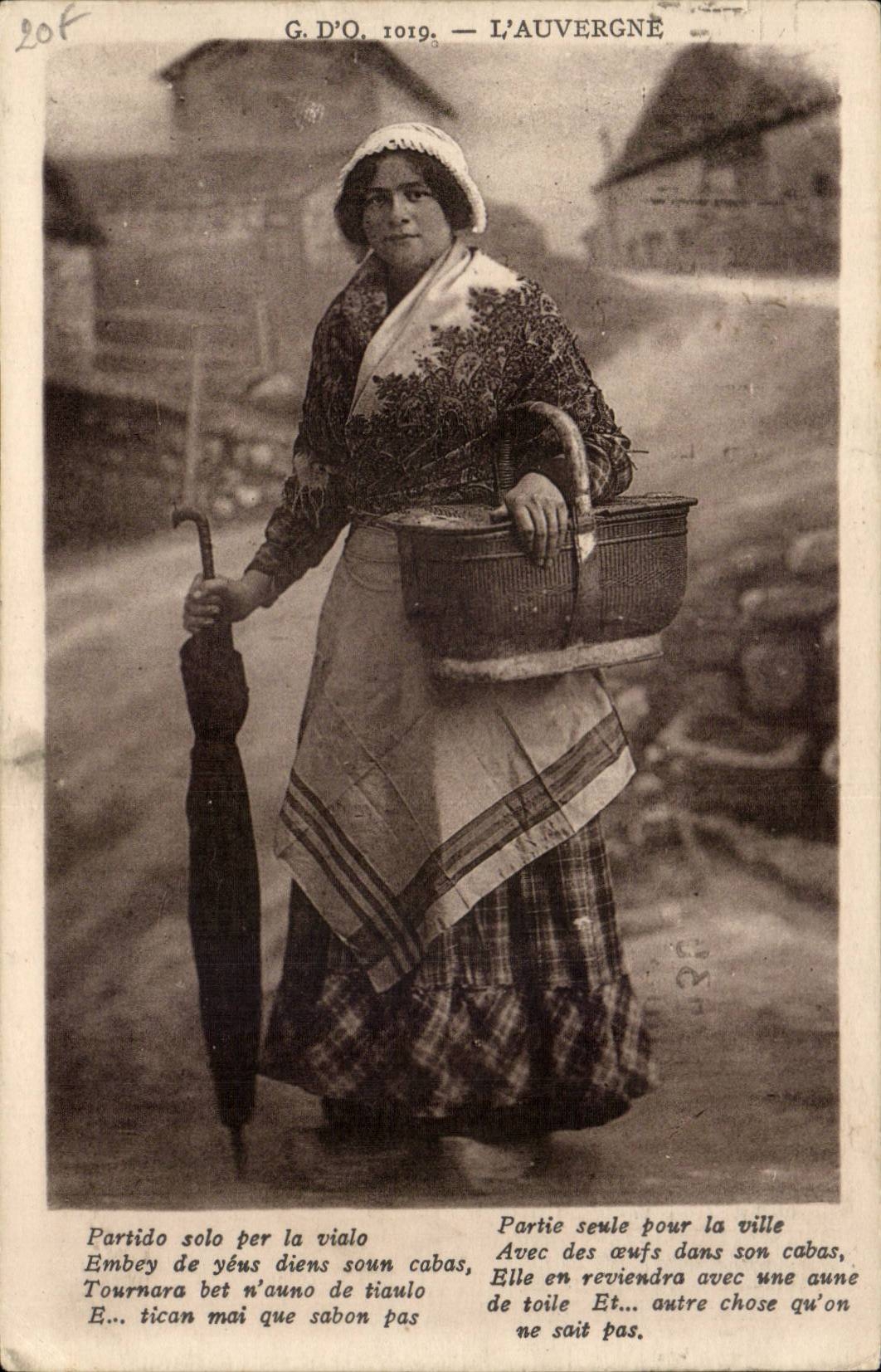 In Auvergne CPA Woman going to the market (horse horse)