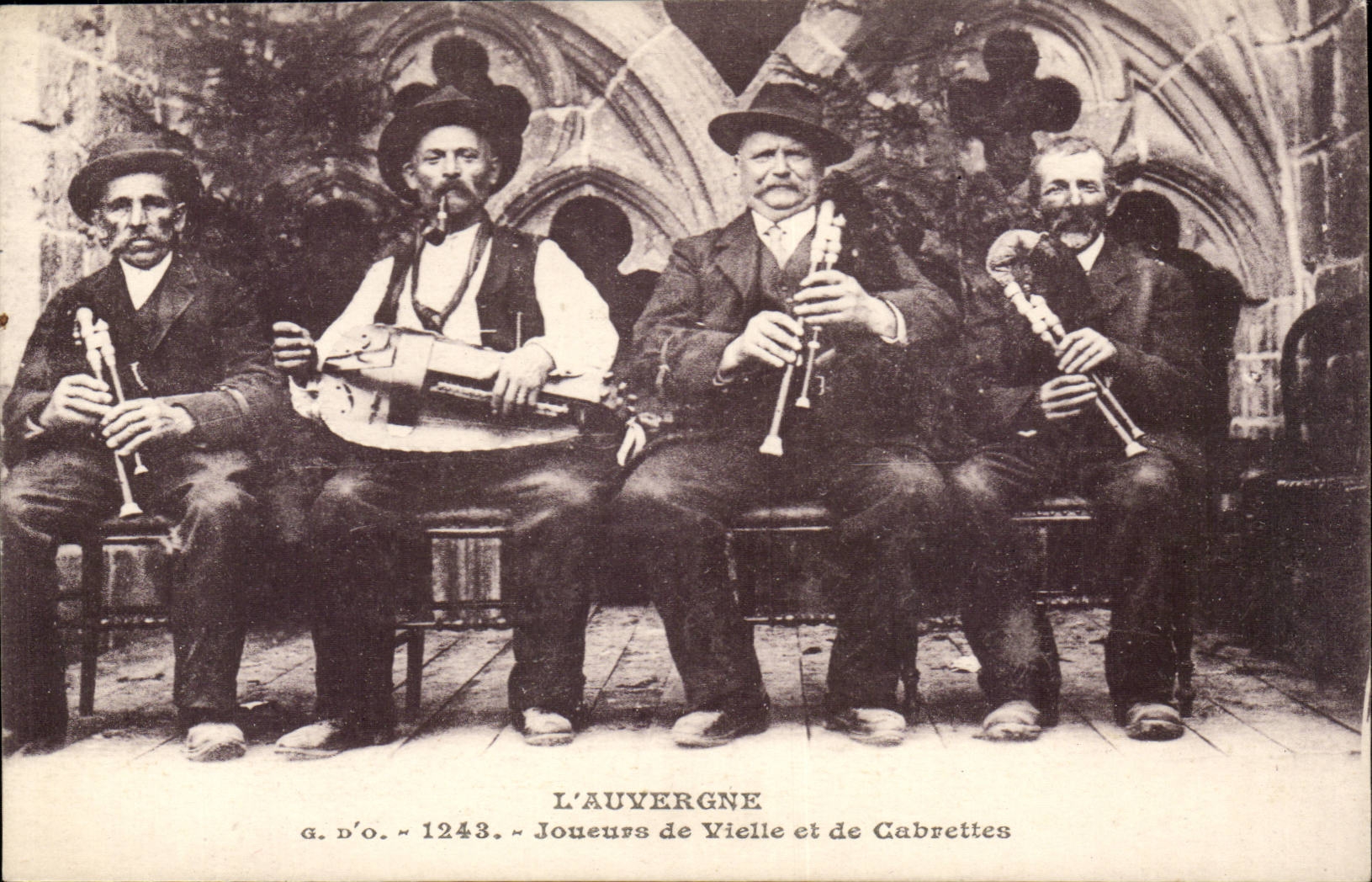 Auvergne CPA Players of hurdy-gurdy and Cabrettes (folklore costume)