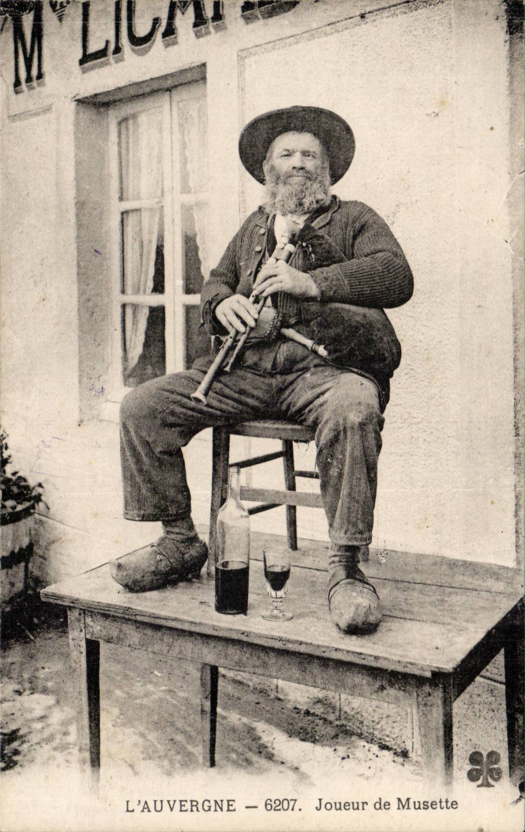 Auvergne CPA Player of haversack (folklore costume)