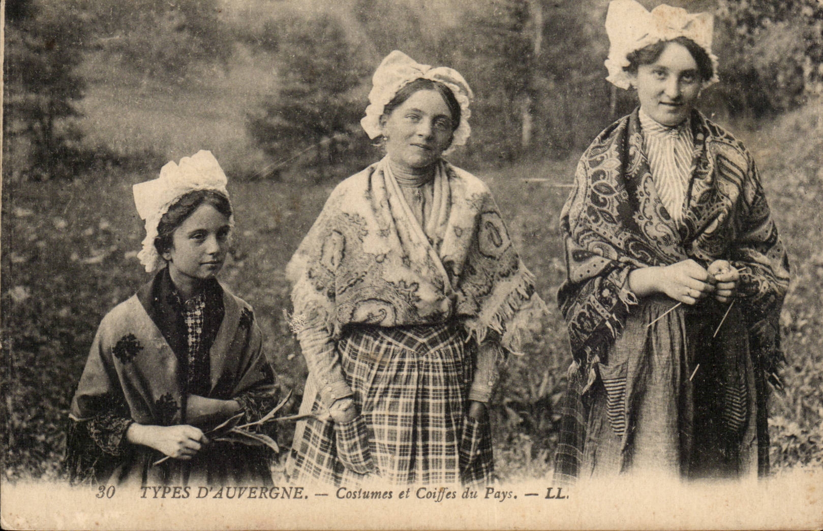 Types of Auvergne CPA Costumes and caps of the country (folklore costume)