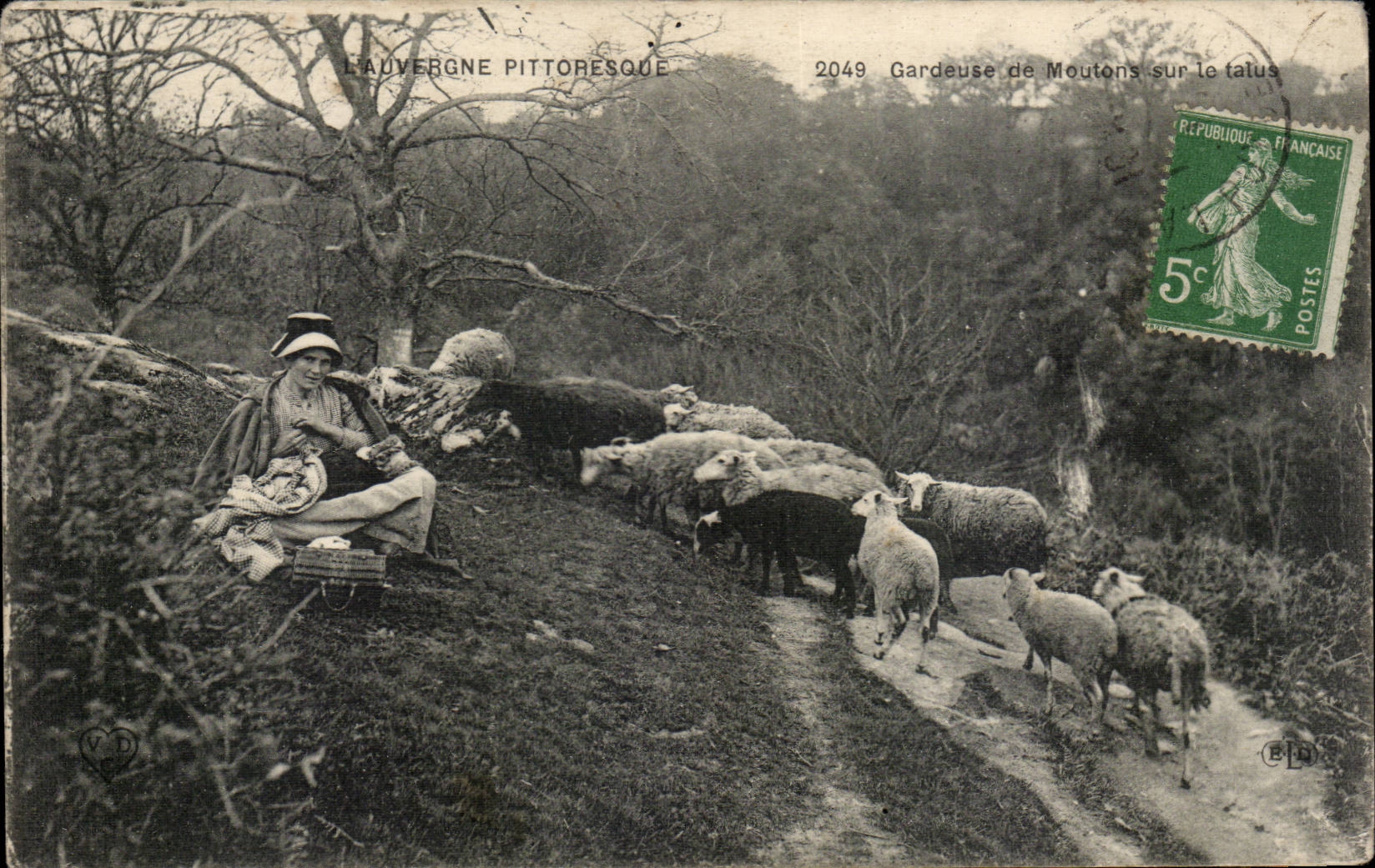 Types of Auvergne CPA Gardeuse of sheep on the slope (folklore costume)