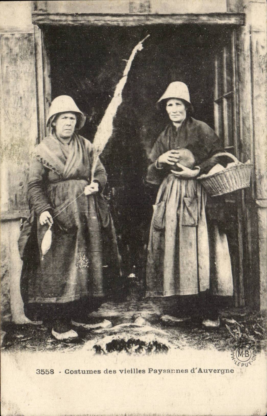 Types of Auvergne CPA Costumes of the peasant old women of Auvergne (folklore costume)