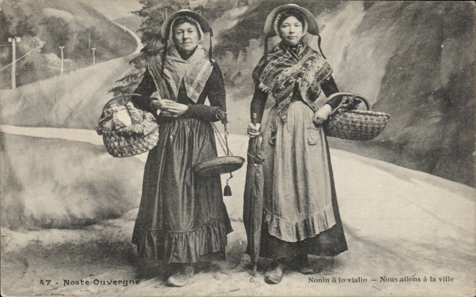 Our Auvergne CPA Nonin has lo viollo We go to the city (folklore costume)