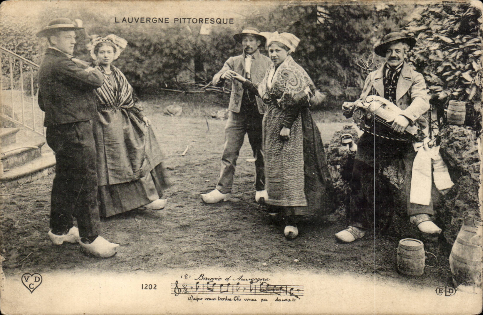 Our Auvergne CPA The bourree (folklore costume dances)