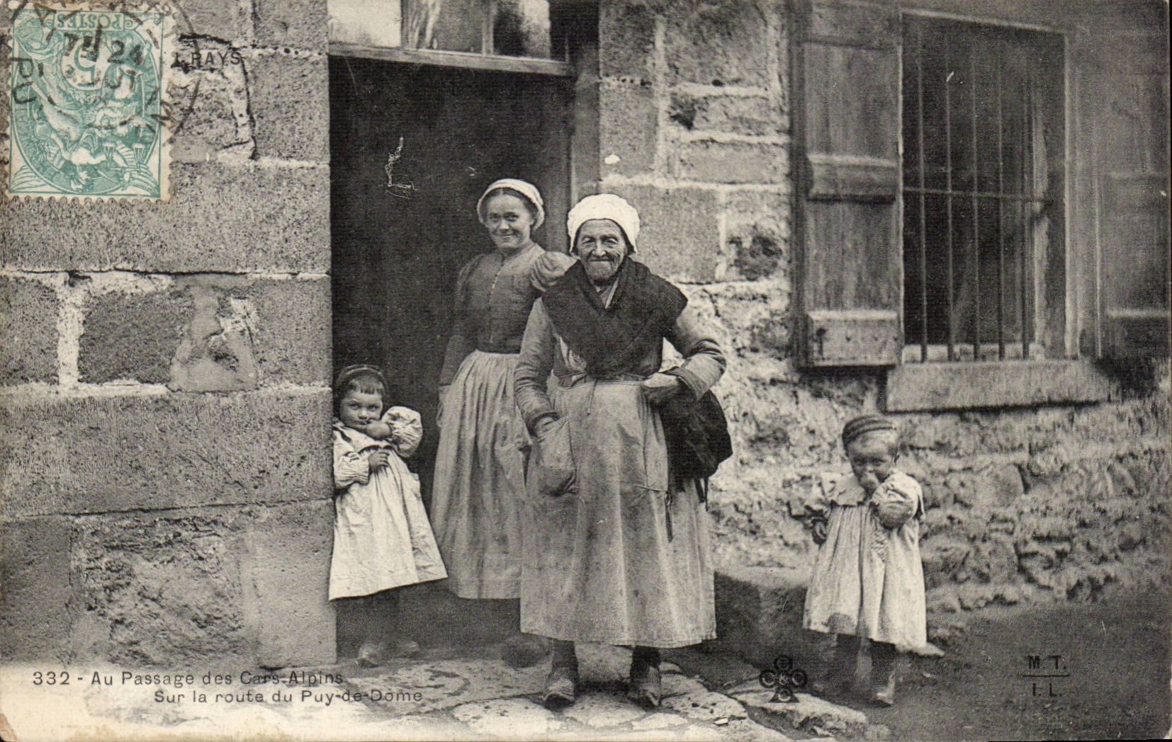 Auvergne CPA With the passage of the alpine gards On the road of Puy de Dome (folklore costume)