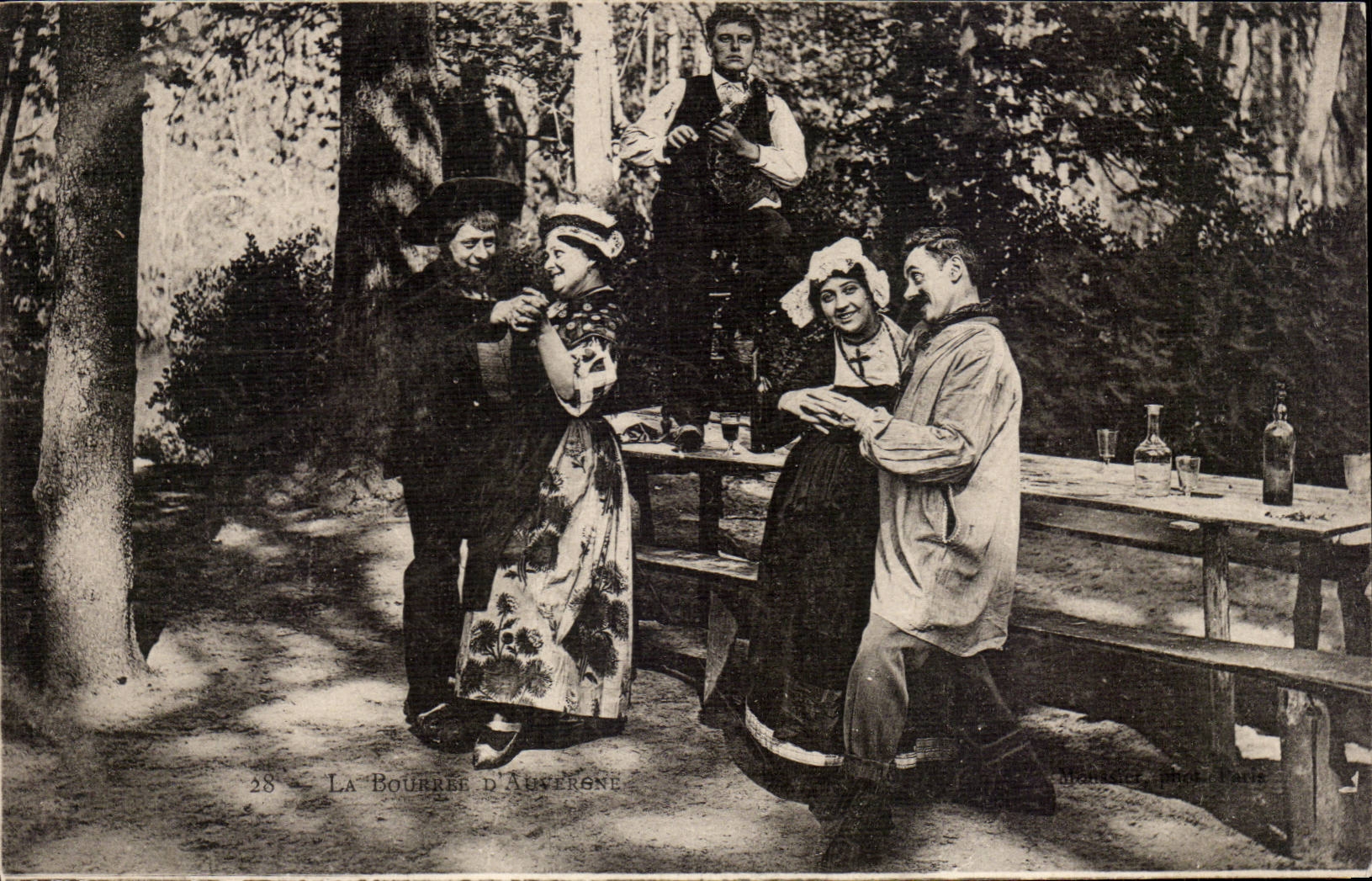 Auvergne CPA The bourree (folklore costume dances)