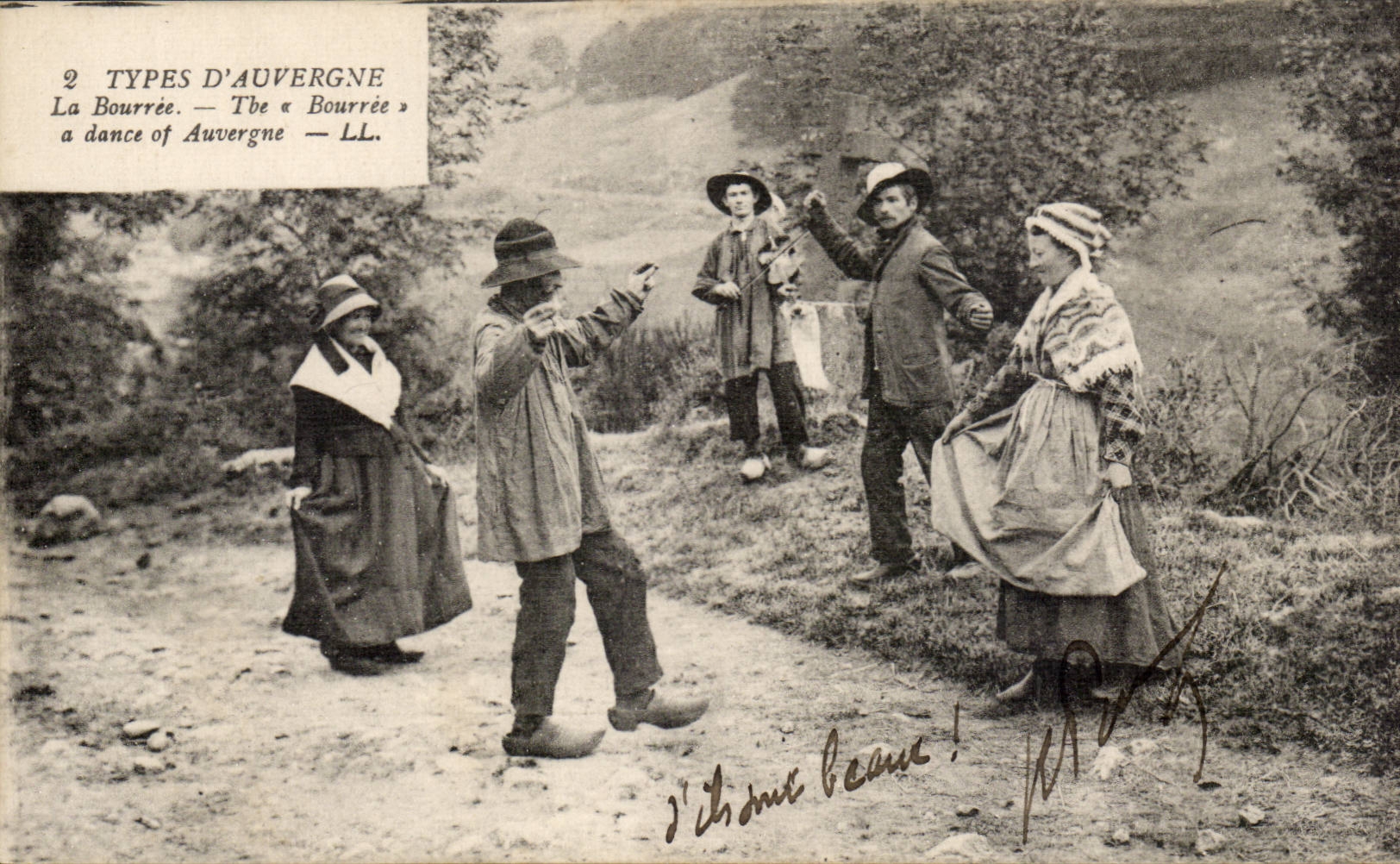 Auvergne CPA The bourree (folklore costume dances)