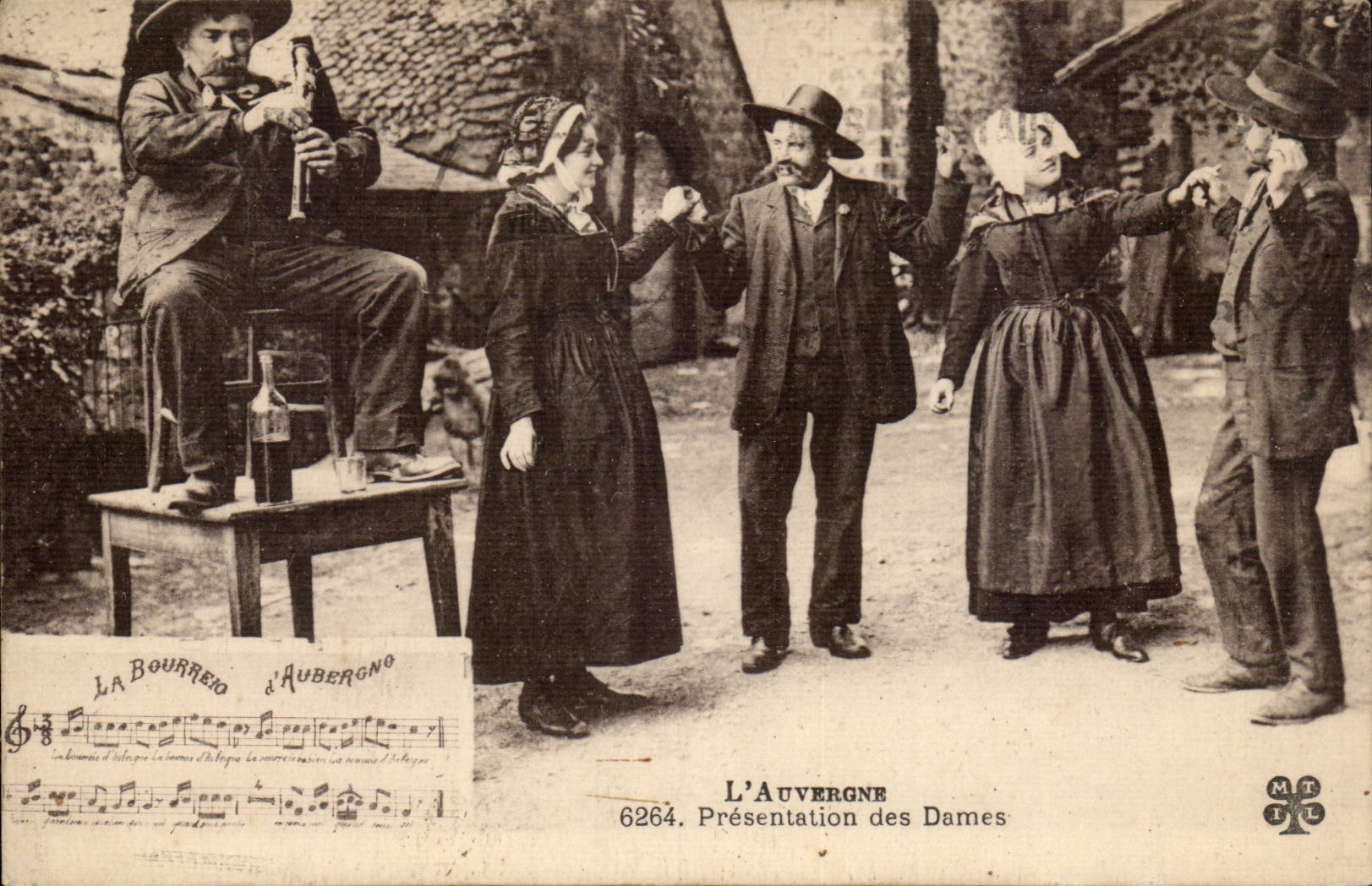 Auvergne CPA The bourree Presentation of the ladies (folklore costume dances)