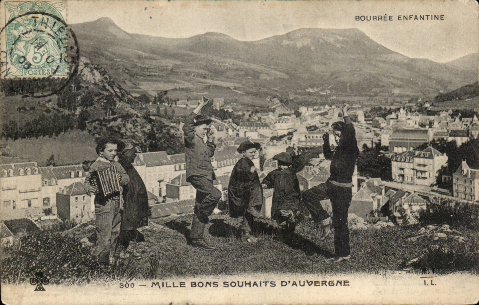 Auvergne CPA The bourree childish (folklore costume dances)