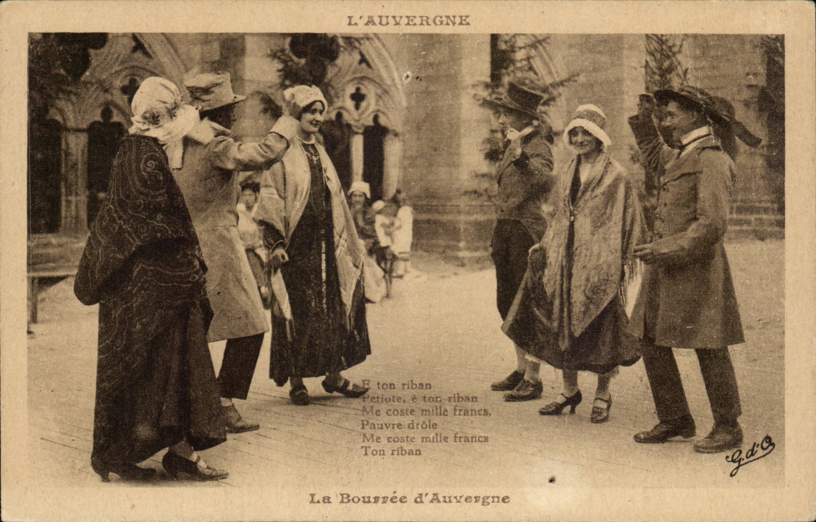 Auvergne CPA The bourree (folklore costume dances)