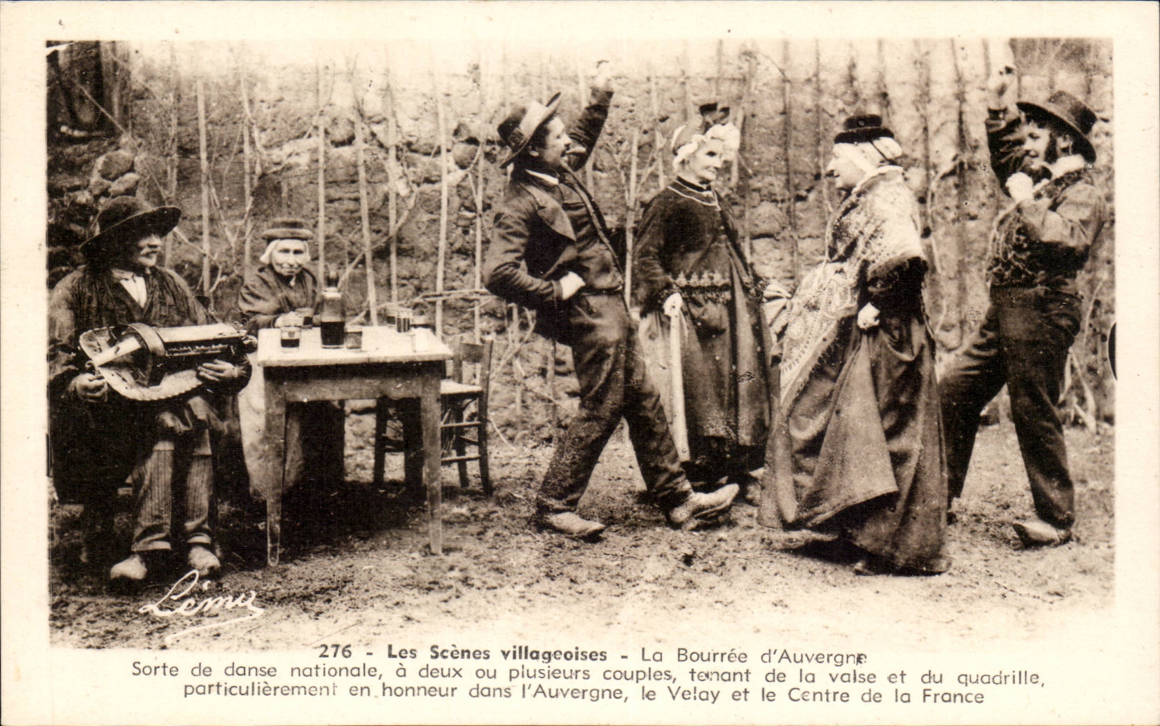 Auvergne CPA village scenes The bourree (folklore costume dances)