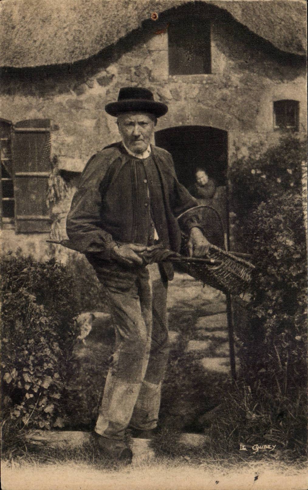 Normandy CPA Ecoutez me Them zautos Ca goes too quickly (folklore costume)