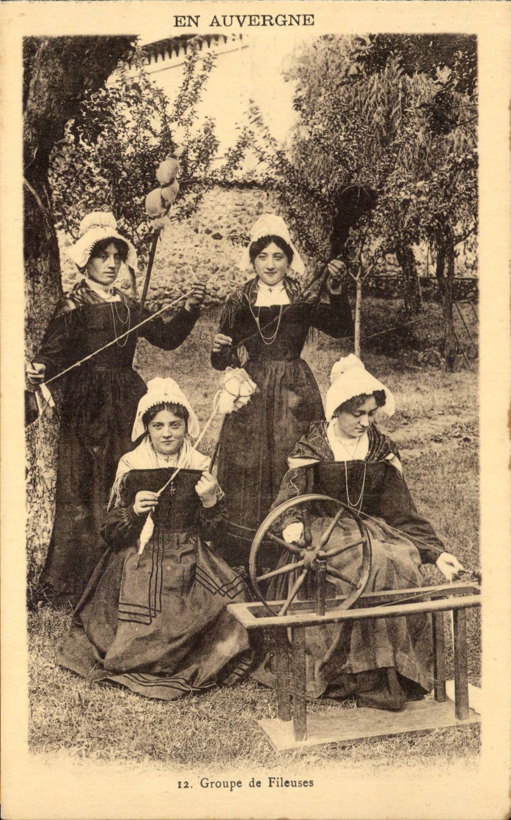 In Auvergne CPA Groups ropemaking machines (folklore costume)