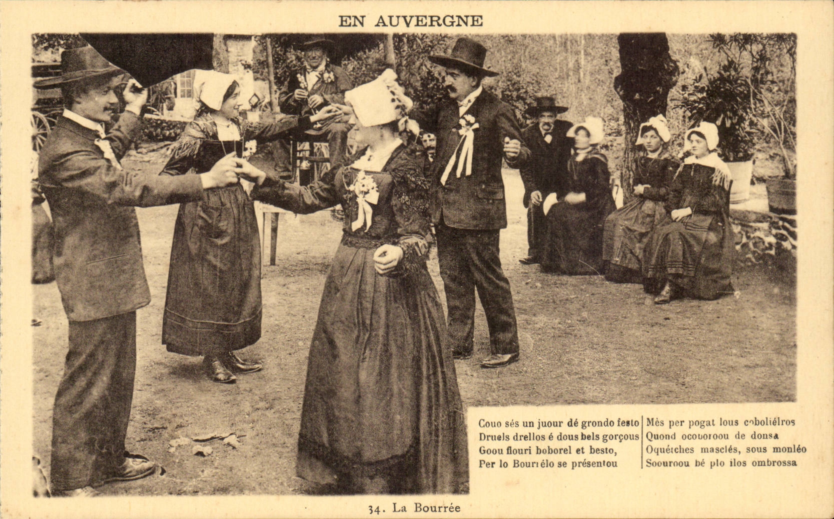 In Auvergne CPA The bourree (folklore costume)