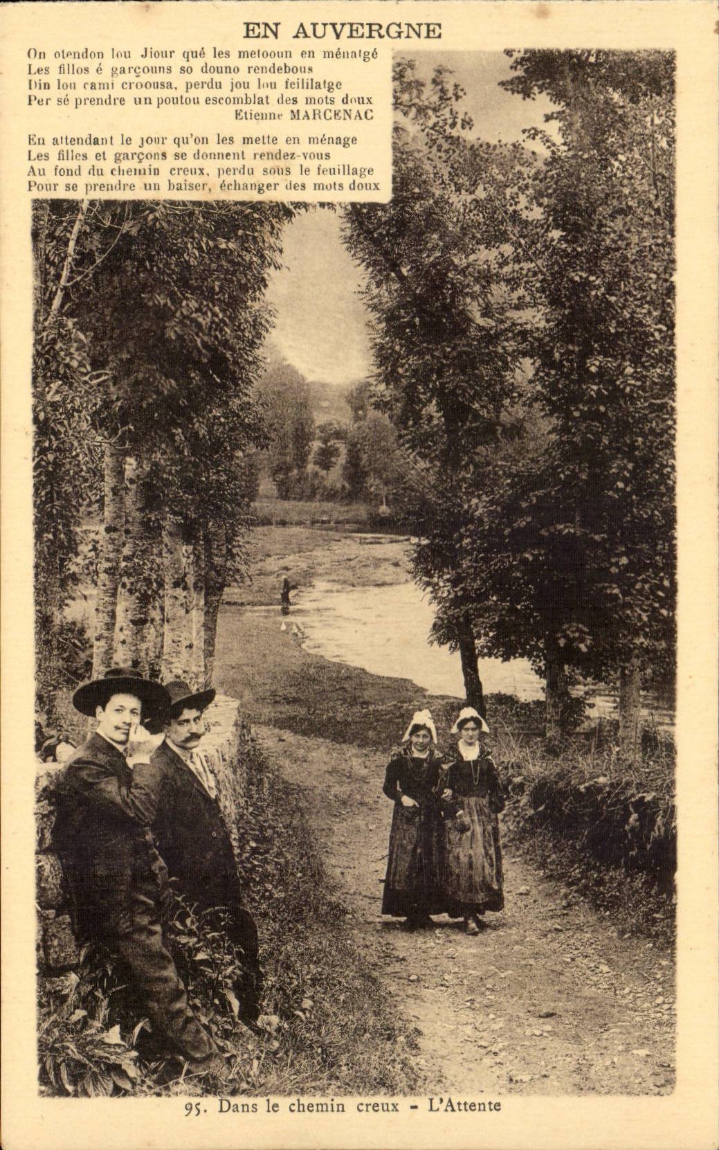 In Auvergne CPA In the sunken lane waiting (folklore costume)