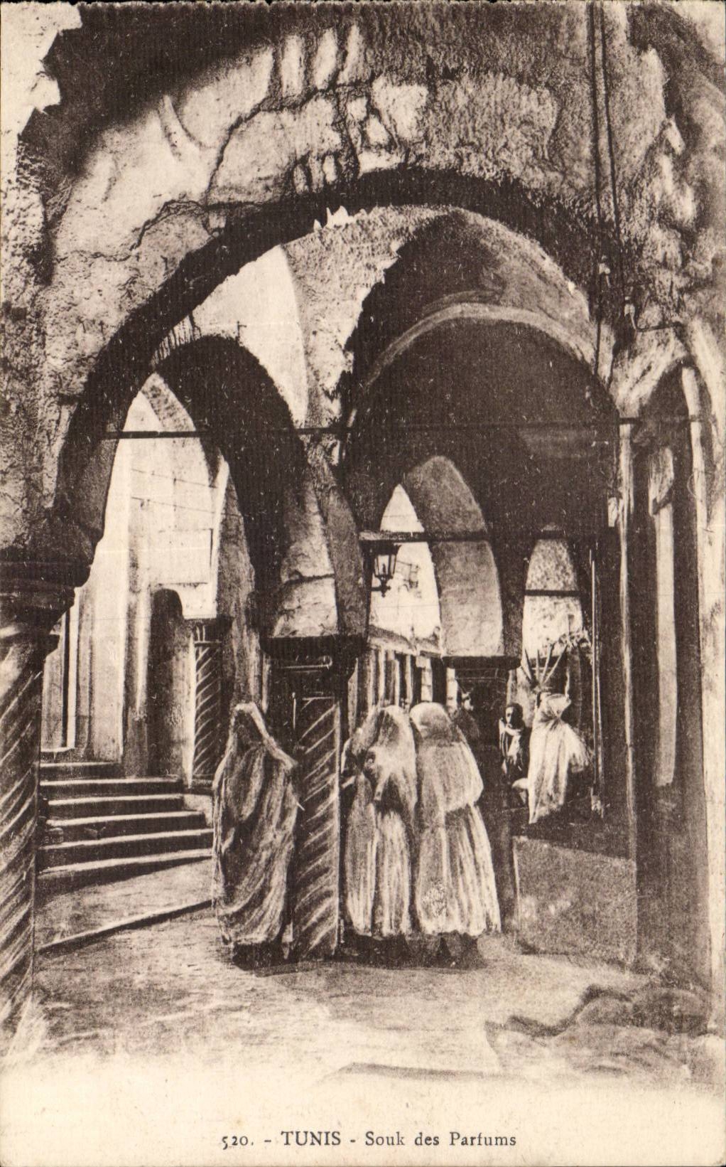 Tunisia CPA Tunis Souk of the perfumes (women)