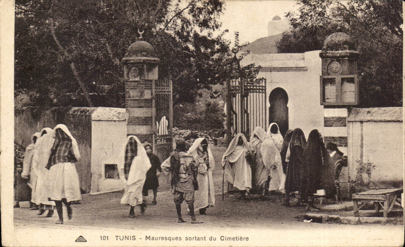 Tunisia CPA Tunis Moorishes leaving the cemetery