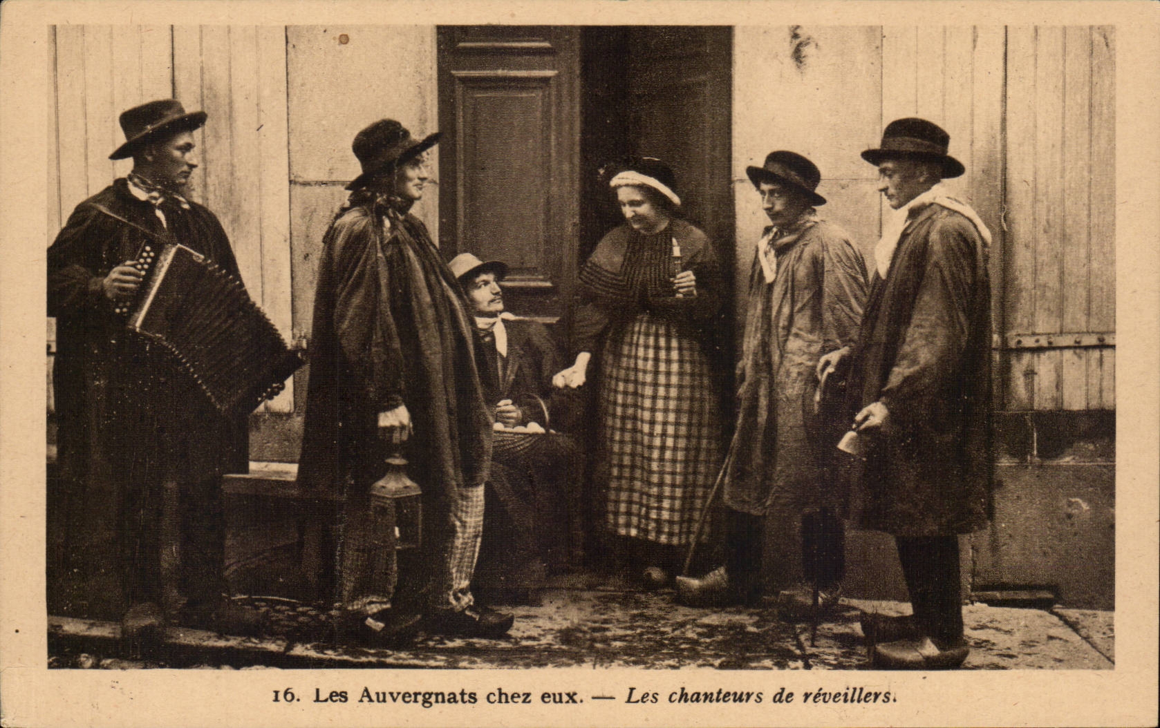CPA Auvergnats on their premises singers of reveillers of Auvergne (folklore costume dances)