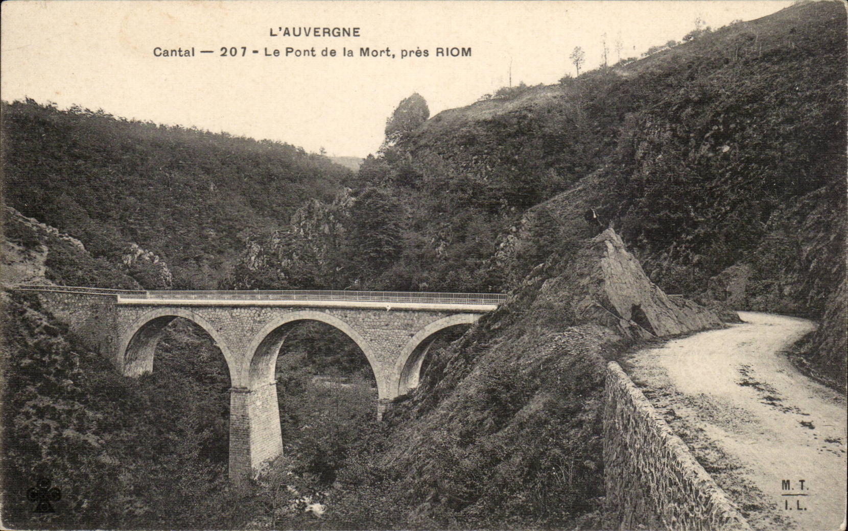 CPA Cantal the bridge of dead close Riom