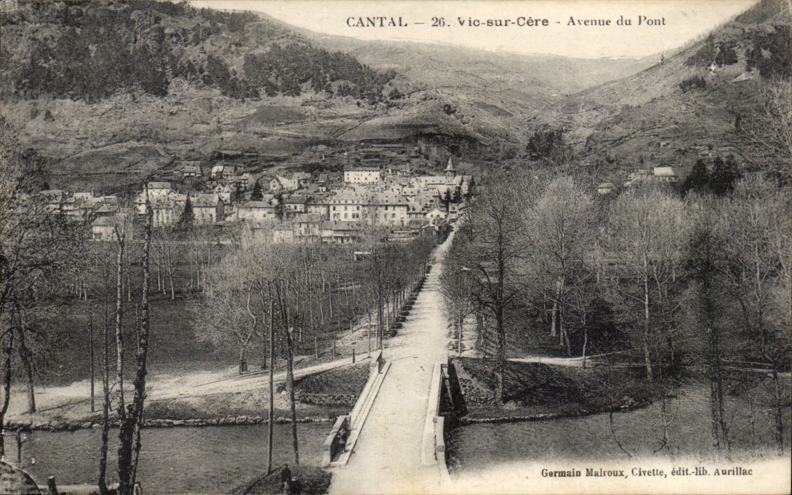 Auvergne Cantal CPA Vic on Cere Avenue of the bridge