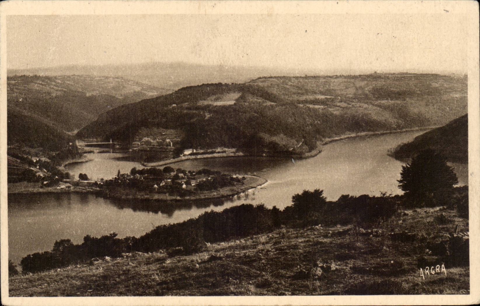 Auvergne Cantal CPA Valley of Truyere the abssin of SArrans the prequ' island of Laussac Old people's home of Deveze