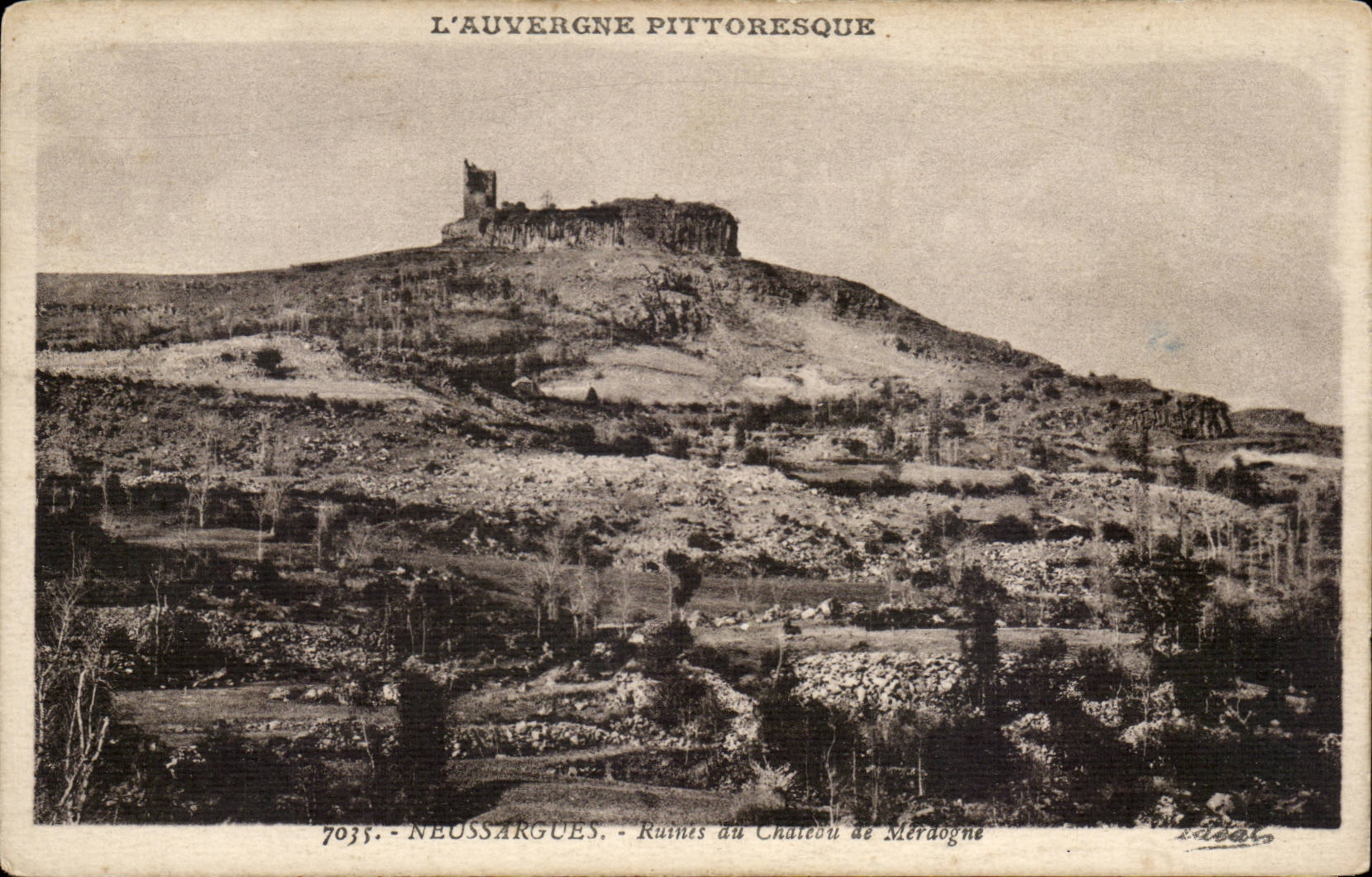 Auvergne Cantal CPA Neussargues Ruins of the castle of Merdogne