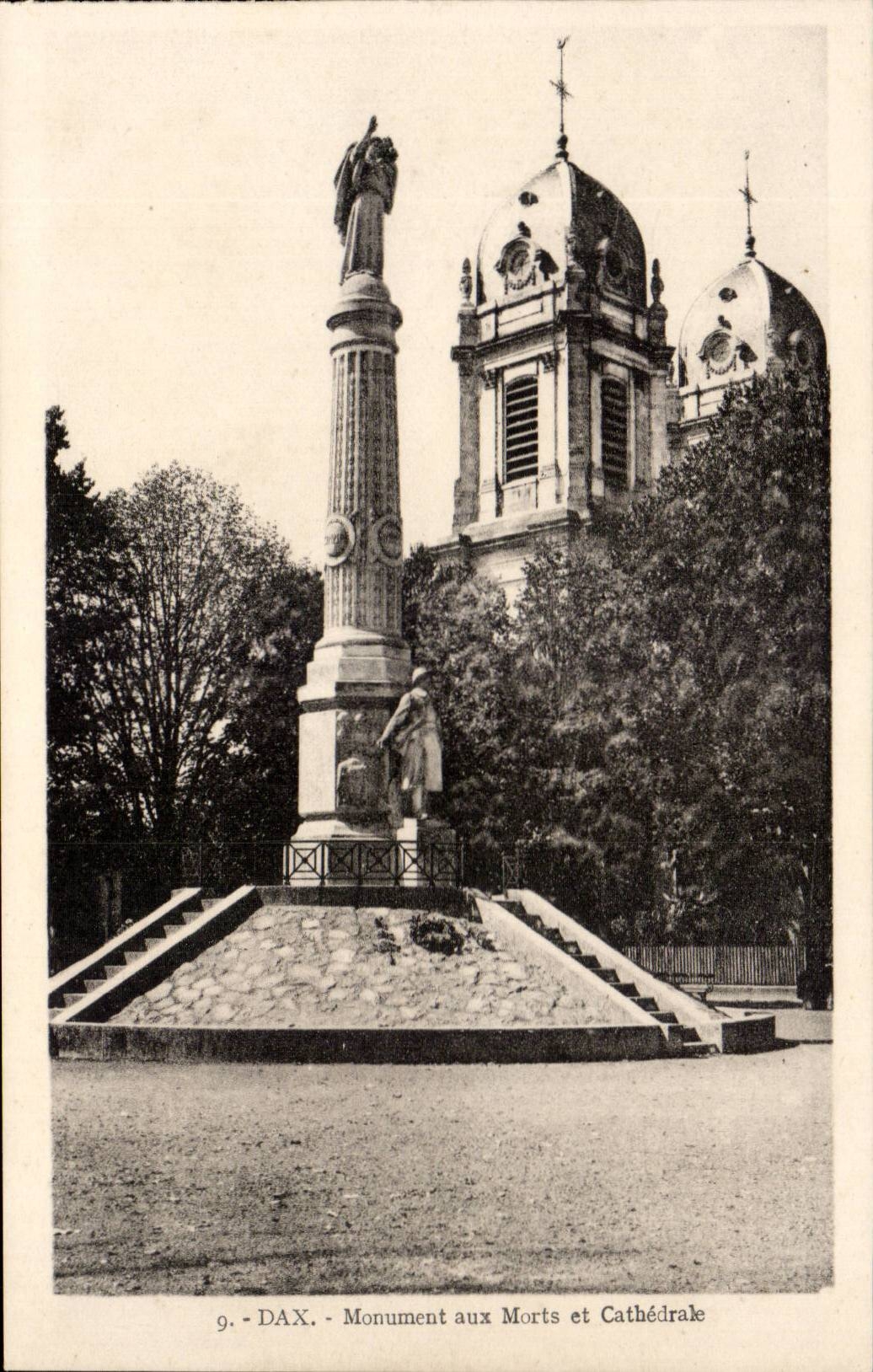 Dax CPA Monument aux morts et cathedrale