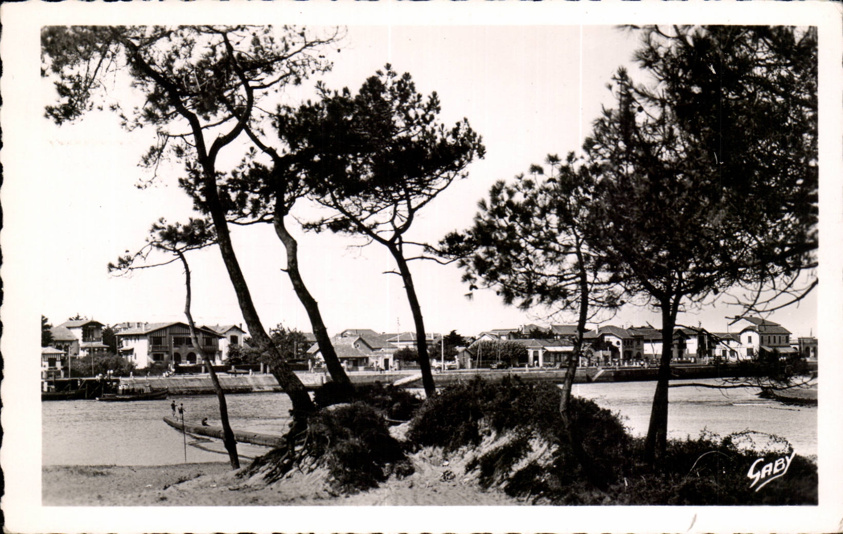 CApbreton MODERN CARD Seen on the avenue of the beach
