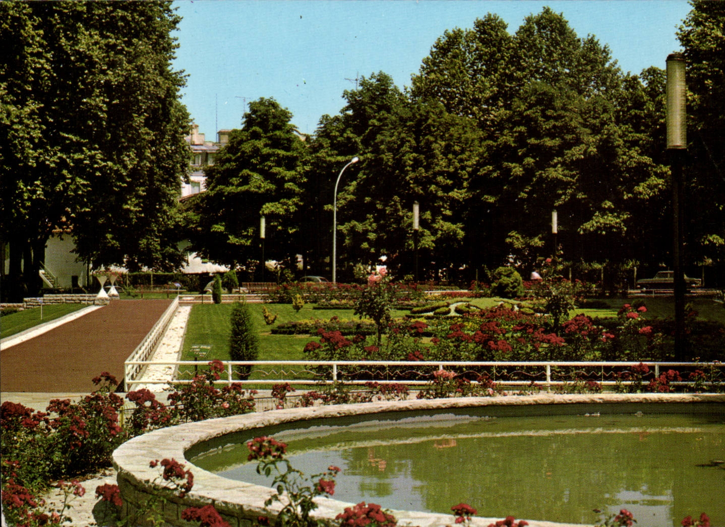 CPM Dax Les jardins fleuris sur le bord de l'Adour et le nouveau bassin