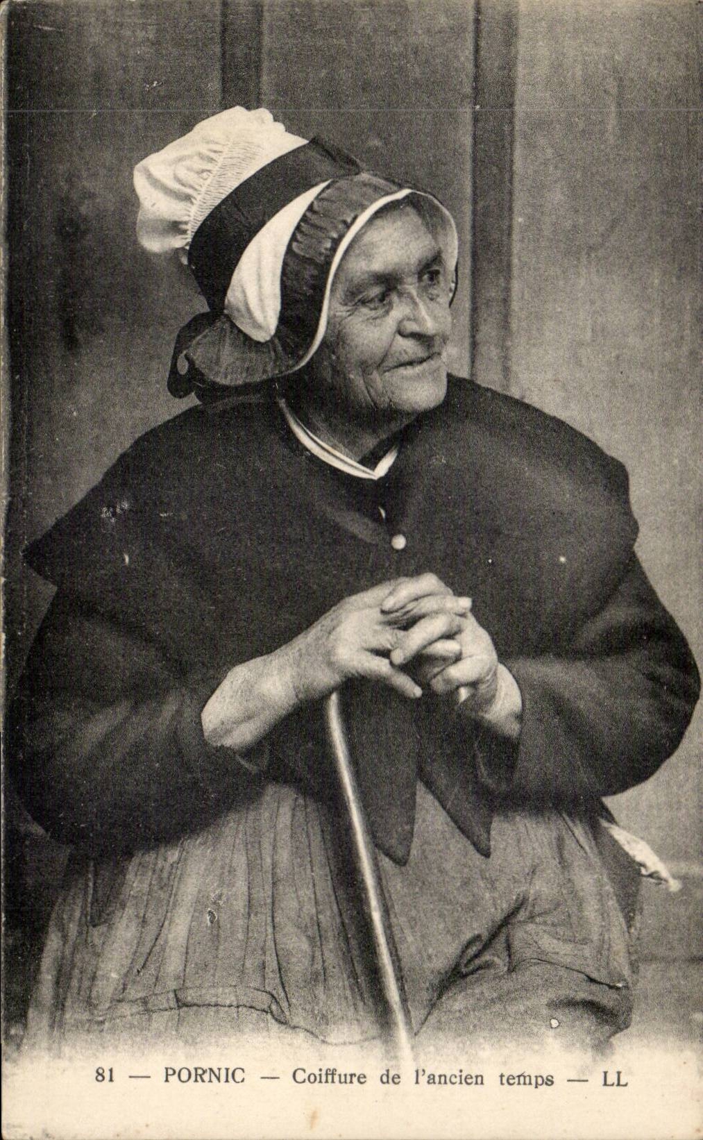 CPA Woman Pornic Hairstyle of the olden days (folklore caps costume)