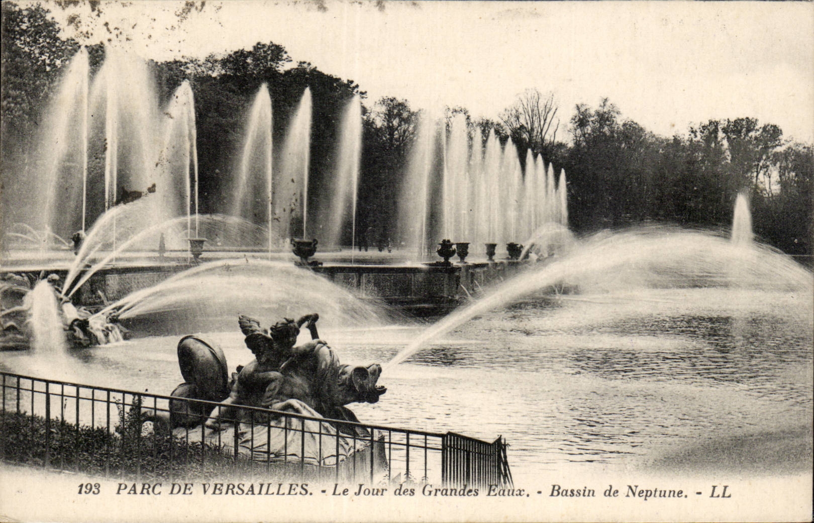 Park of Versailles CPA the day of large water Basin of Neptune
