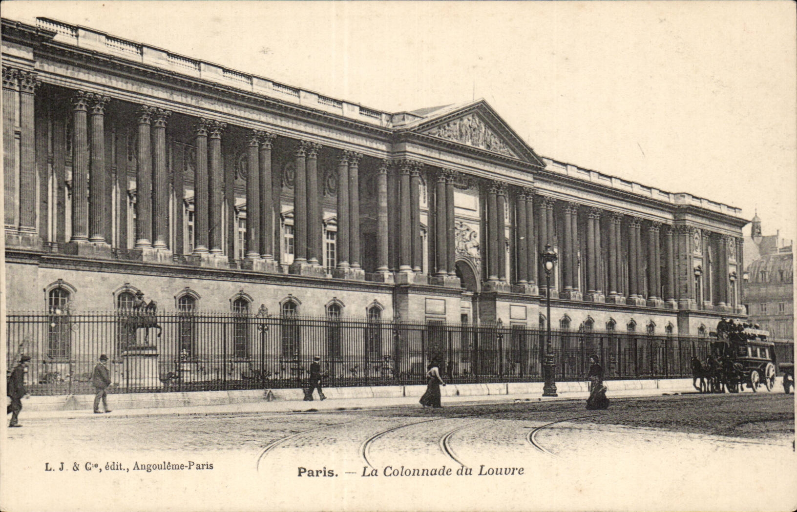 Paris CPA La colonnade du Louvre