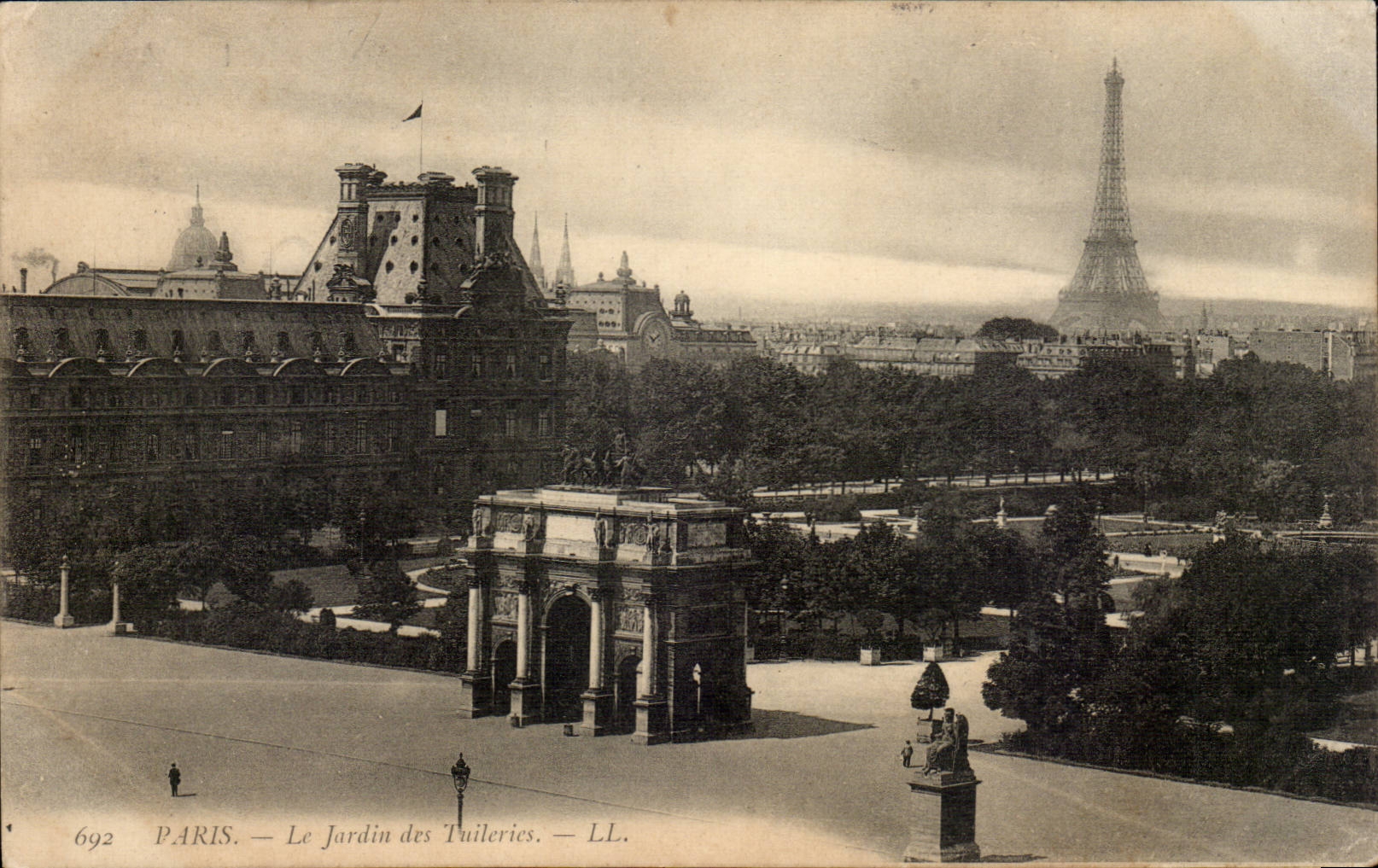 Paris CPA Le jardin des Tuileries (Tour Eiffel)