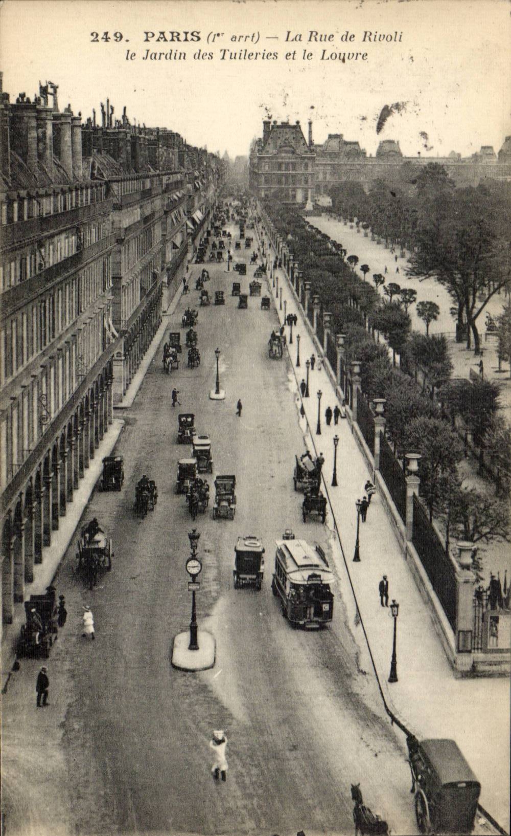 Paris CPA La rue de Rivoli le jardin des Tuileries et le louvre