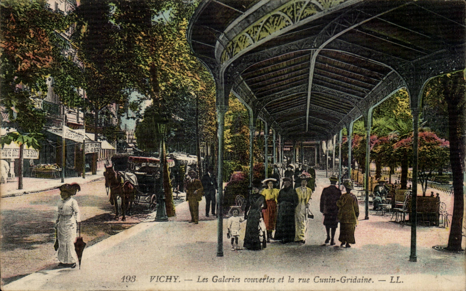 Vichy CPA Les galeries couvertes et la rue Cunin Gridaine