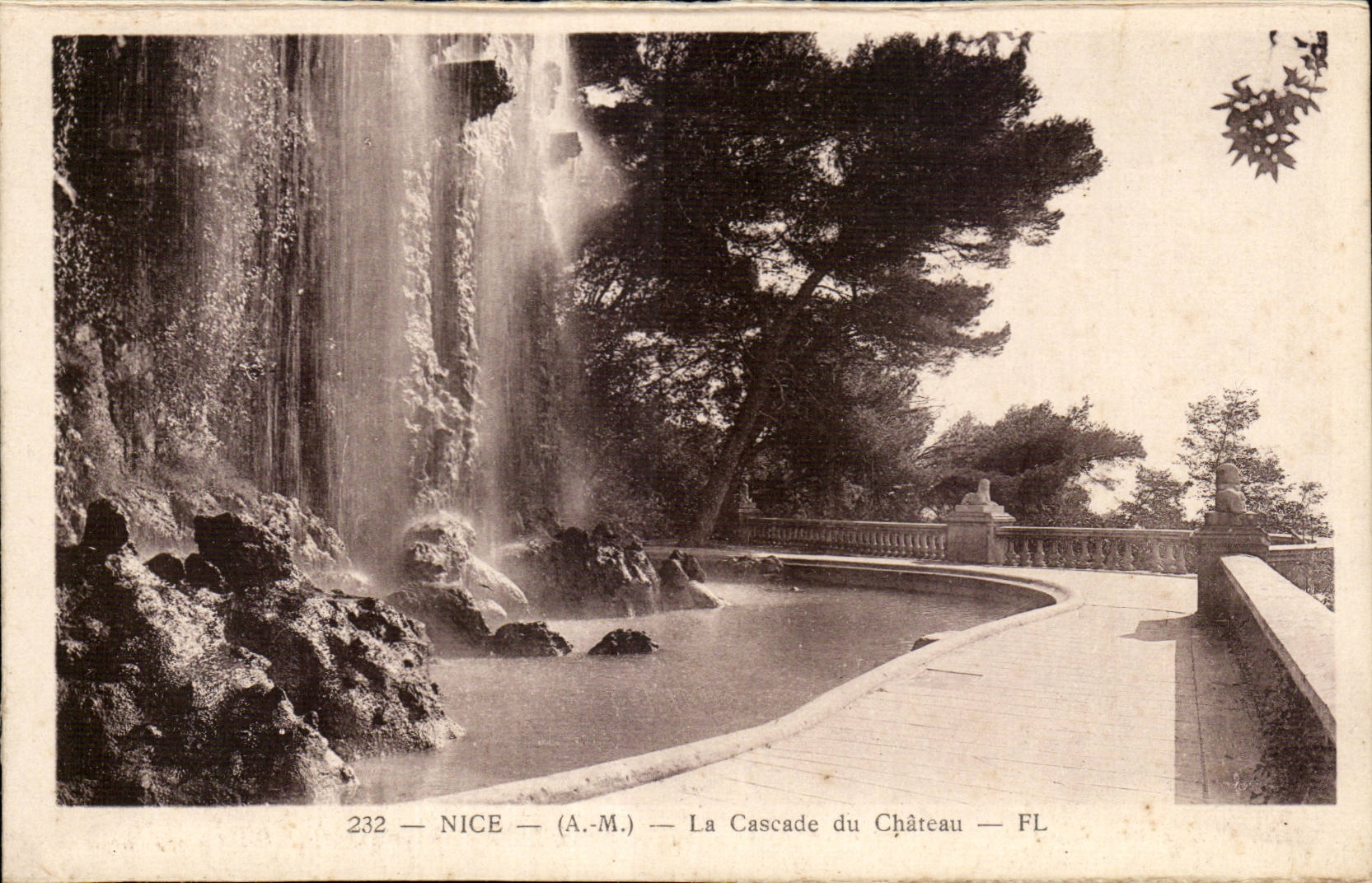 Nettes CPA die Kaskade des Schlosses