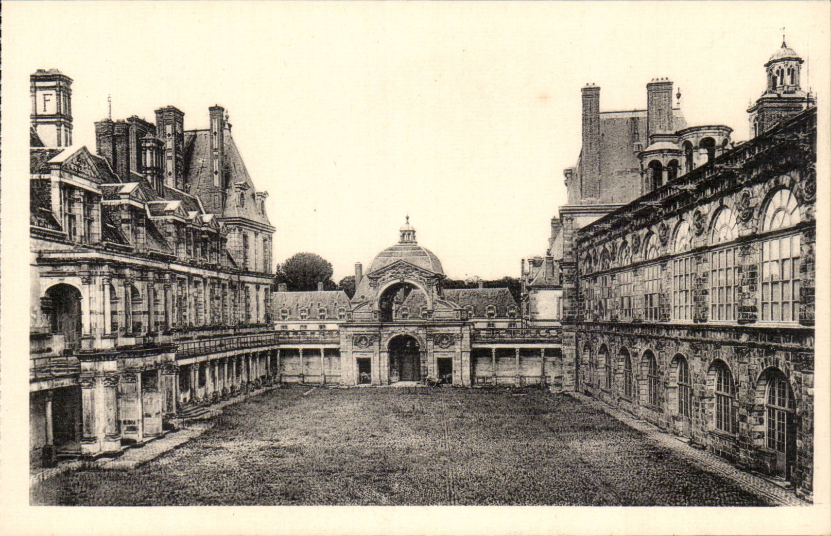 Fontainebleau - the Castle - Oval Court - CPA