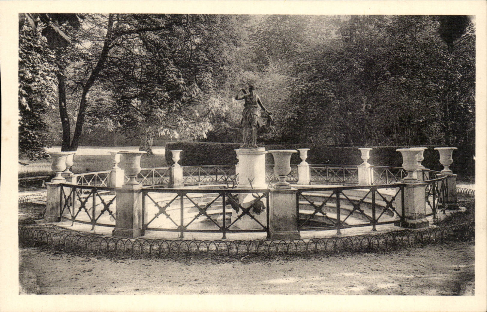 Fontainebleau - the Castle - Fonatine of Diane - CPA