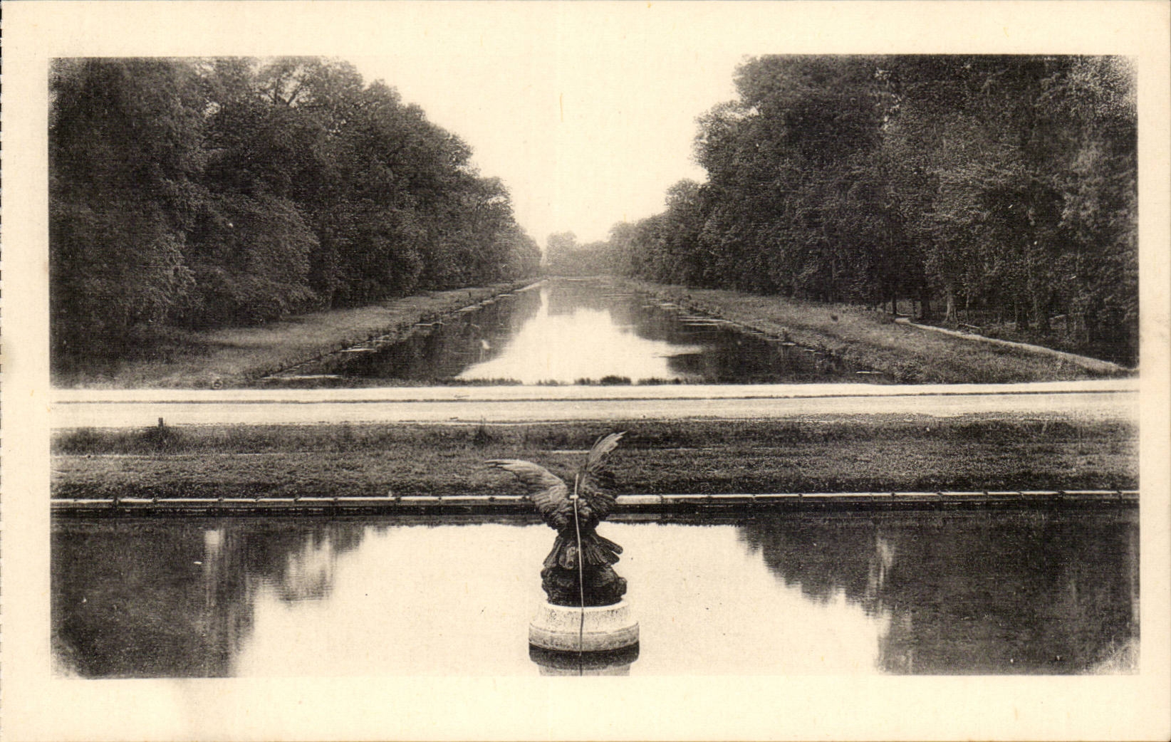 Fontainebleau - the Castle - the Canal - CPA