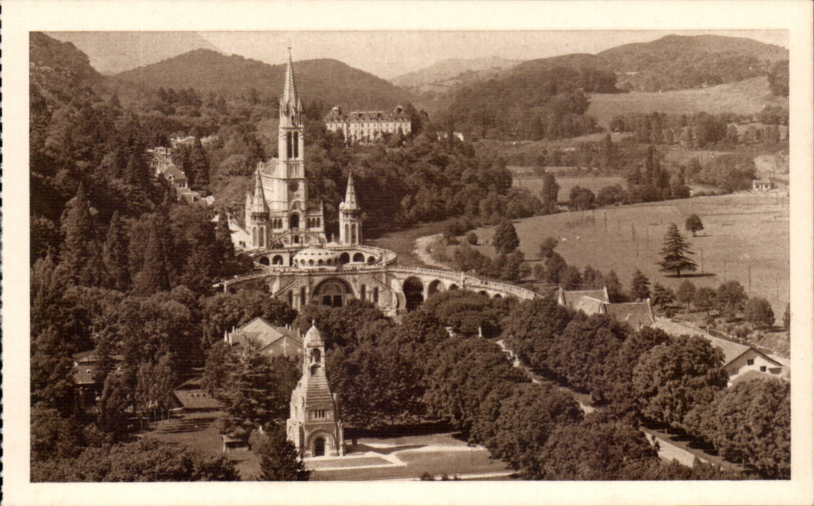 Lourdes - the War memorial and the Basilica - CPA