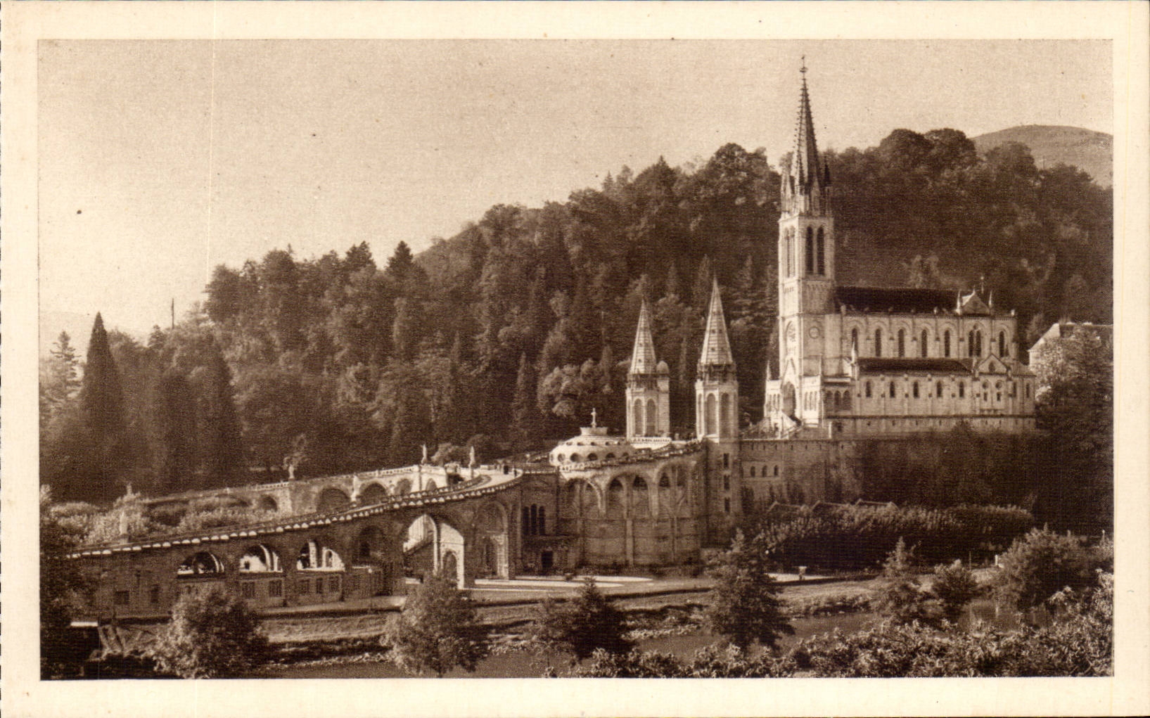 Lourdes - the Basilica Seen side - CPA