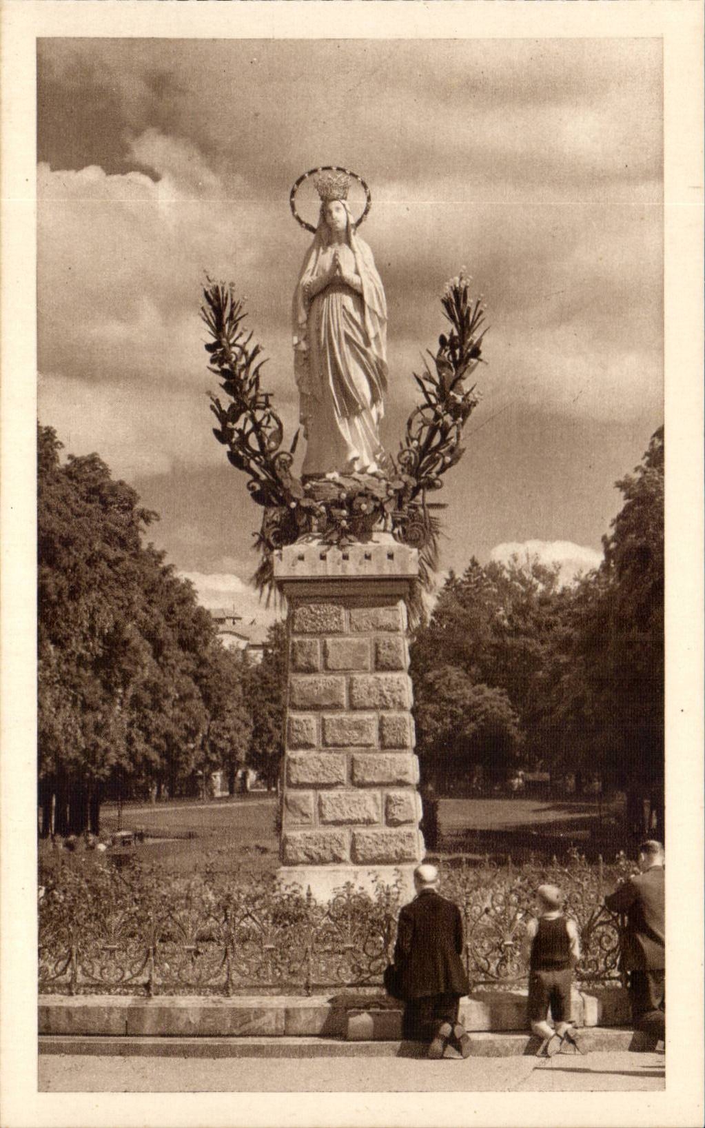 Lourdes - the Virgin Crowns - CPA