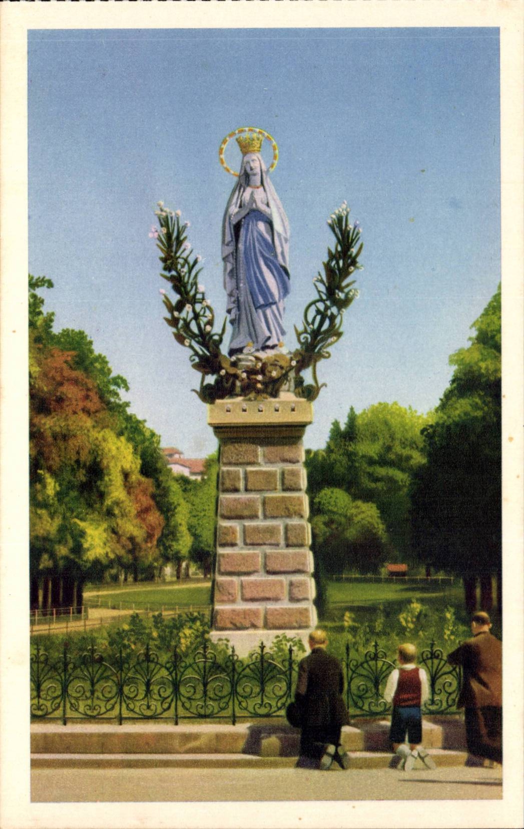 Lourdes - the Basilica - the Couronnee Virgin - CPA